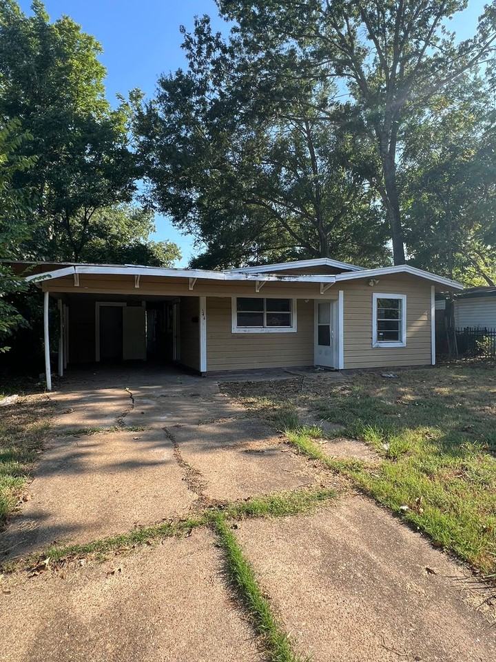 544 Melrose St - Photo 2 of 10