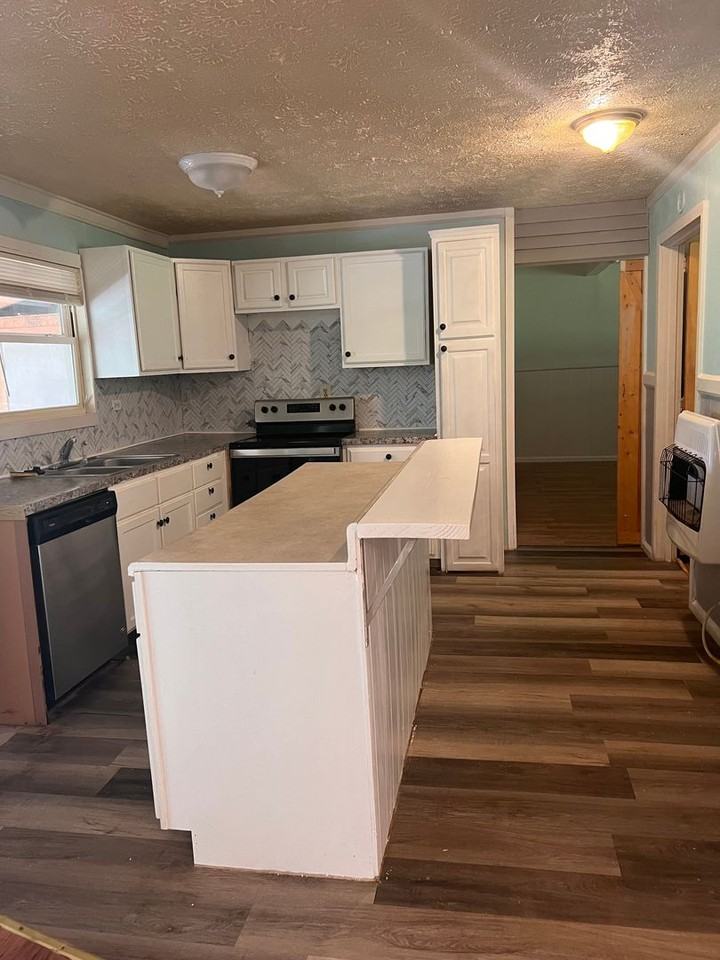 130 Shorewood Cir - Photo 2 of 8