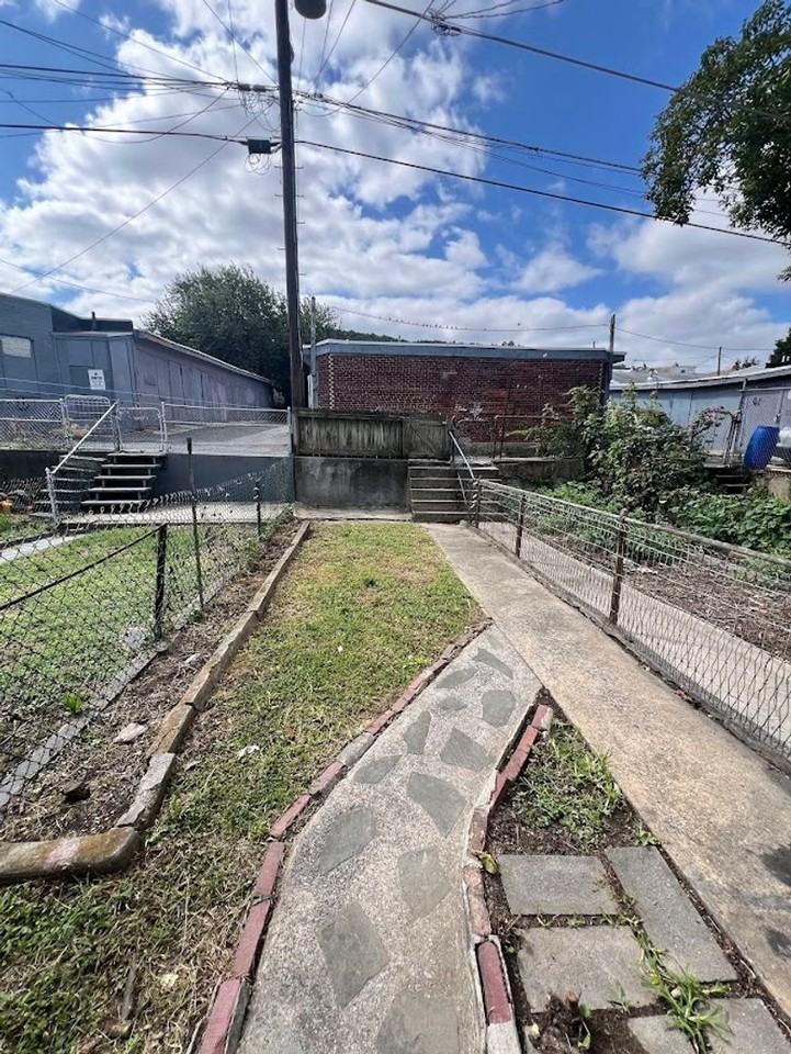 1266 Muhlenberg St - Photo 4 of 12