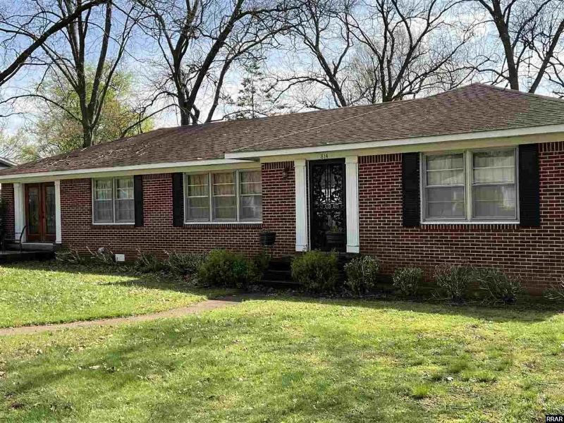 814 Edwards St - Photo 2 of 2