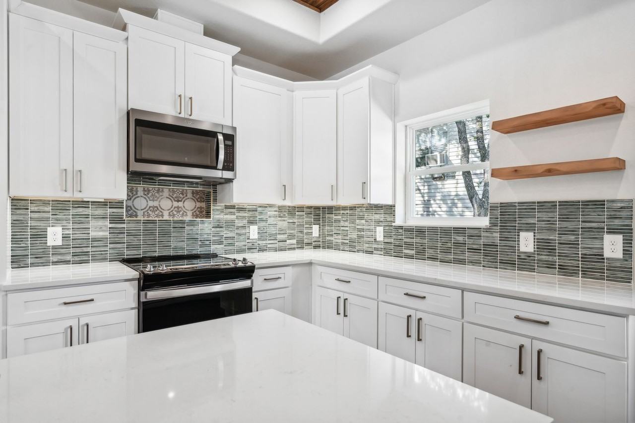 5726 Barkridge Dr - Photo 3 of 35