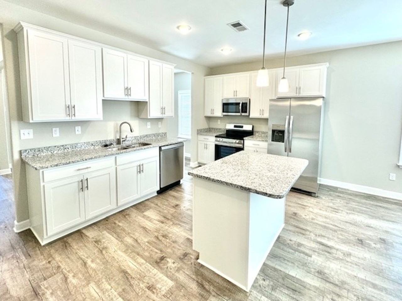 390 Azalea Dr - Photo 4 of 11