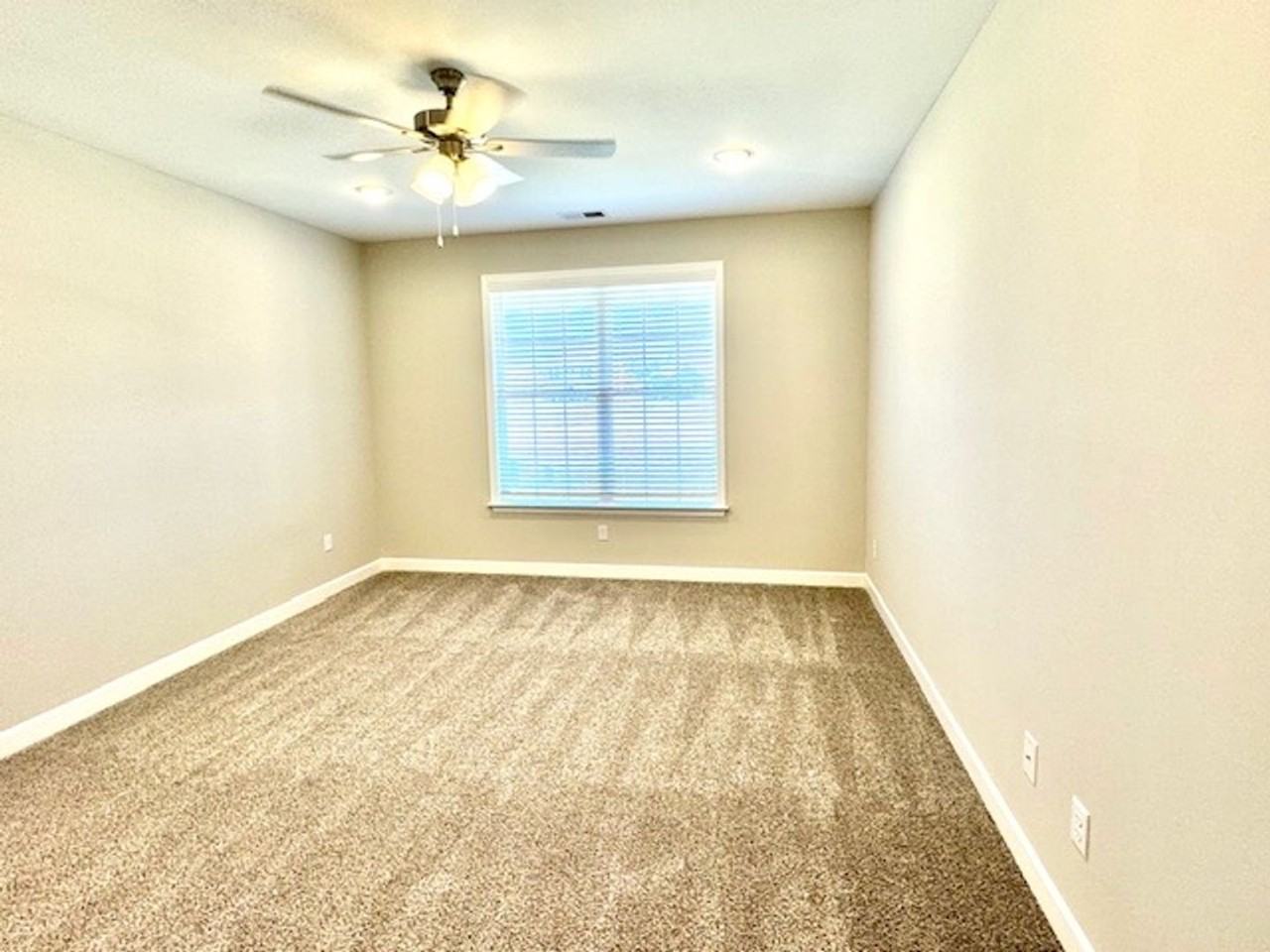 390 Azalea Dr - Photo 6 of 11