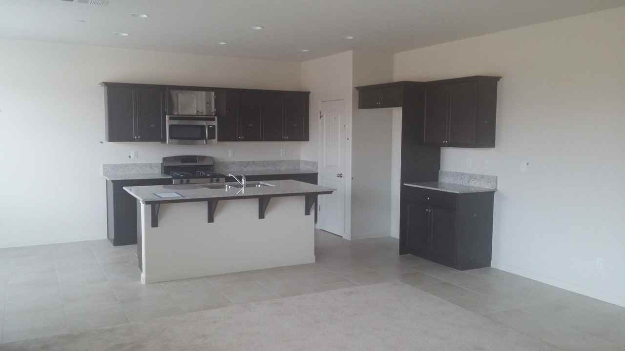 1047 Geneva Dr - Photo 3 of 6