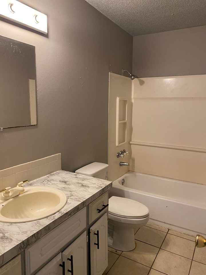 1305 Oak Grove Rd - Photo 2 of 11