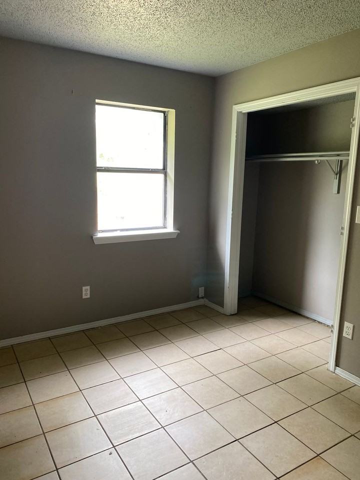 1305 Oak Grove Rd - Photo 3 of 11