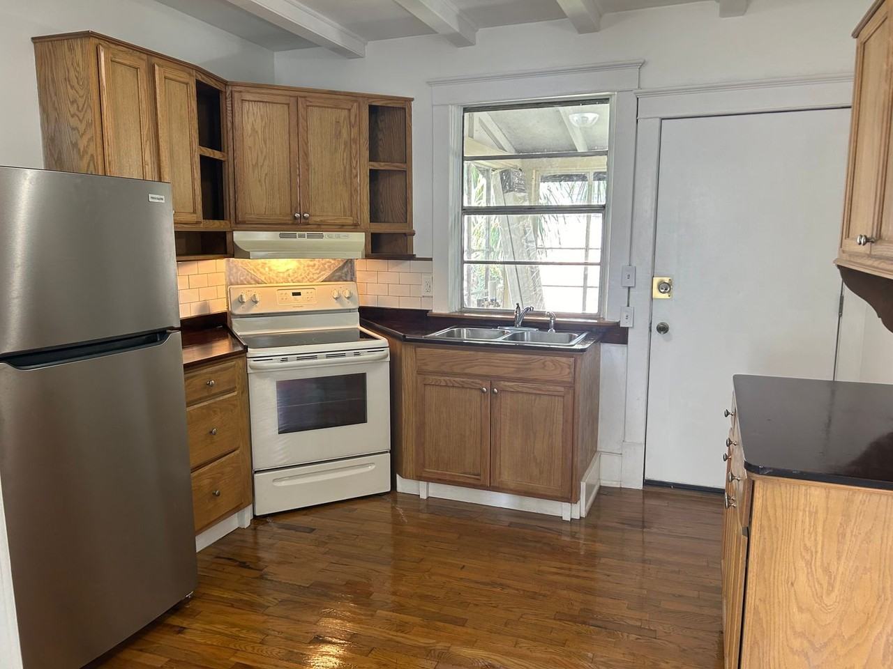 1167 Wolfe St - Photo 6 of 10