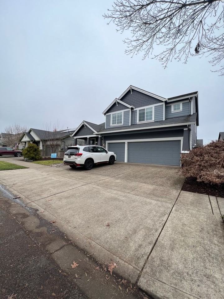 881 Throne Dr - Photo 2 of 34