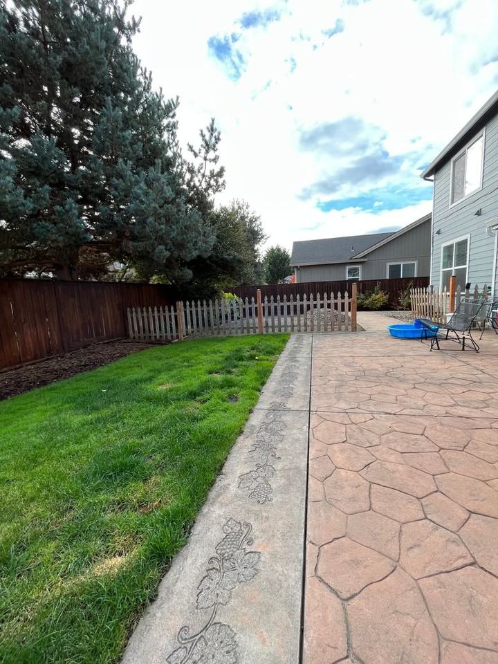 881 Throne Dr - Photo 4 of 34