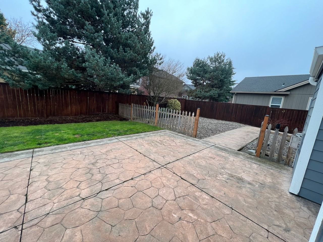 881 Throne Dr - Photo 5 of 34