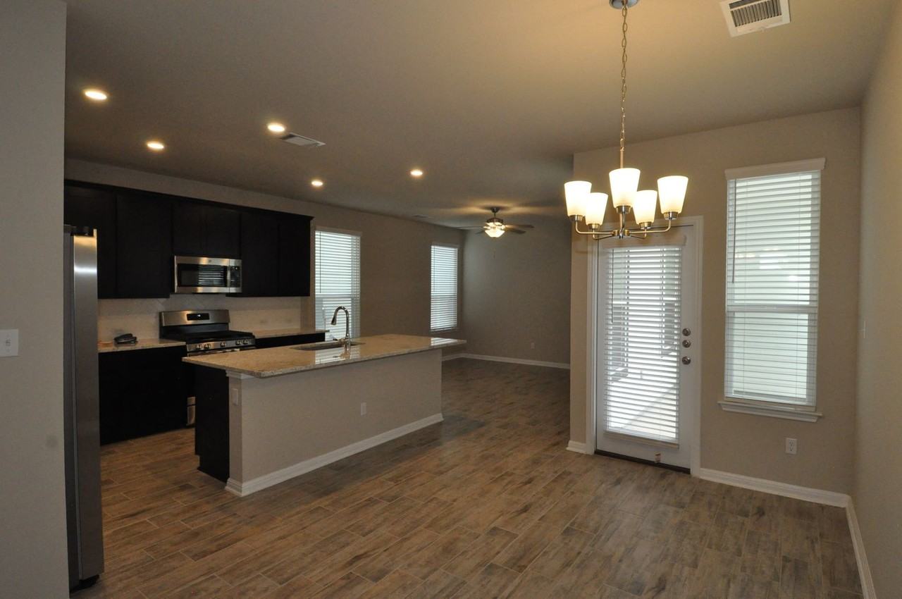 1621 Bella Dr #82 - Photo 5 of 28