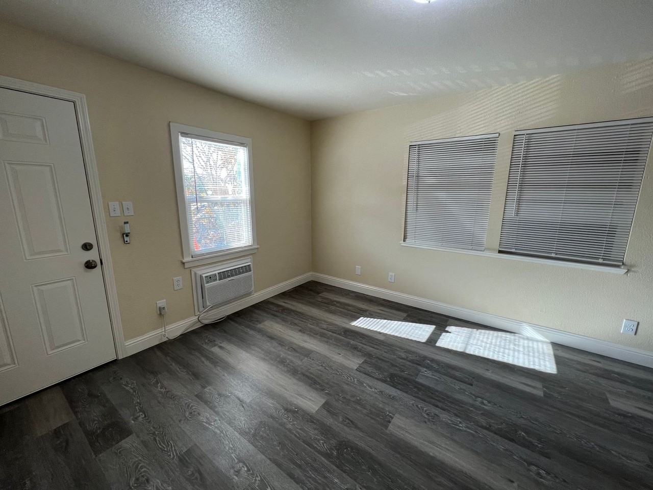 112 W. 18th - 112 W. 18th #1/2 - Photo 2 of 9