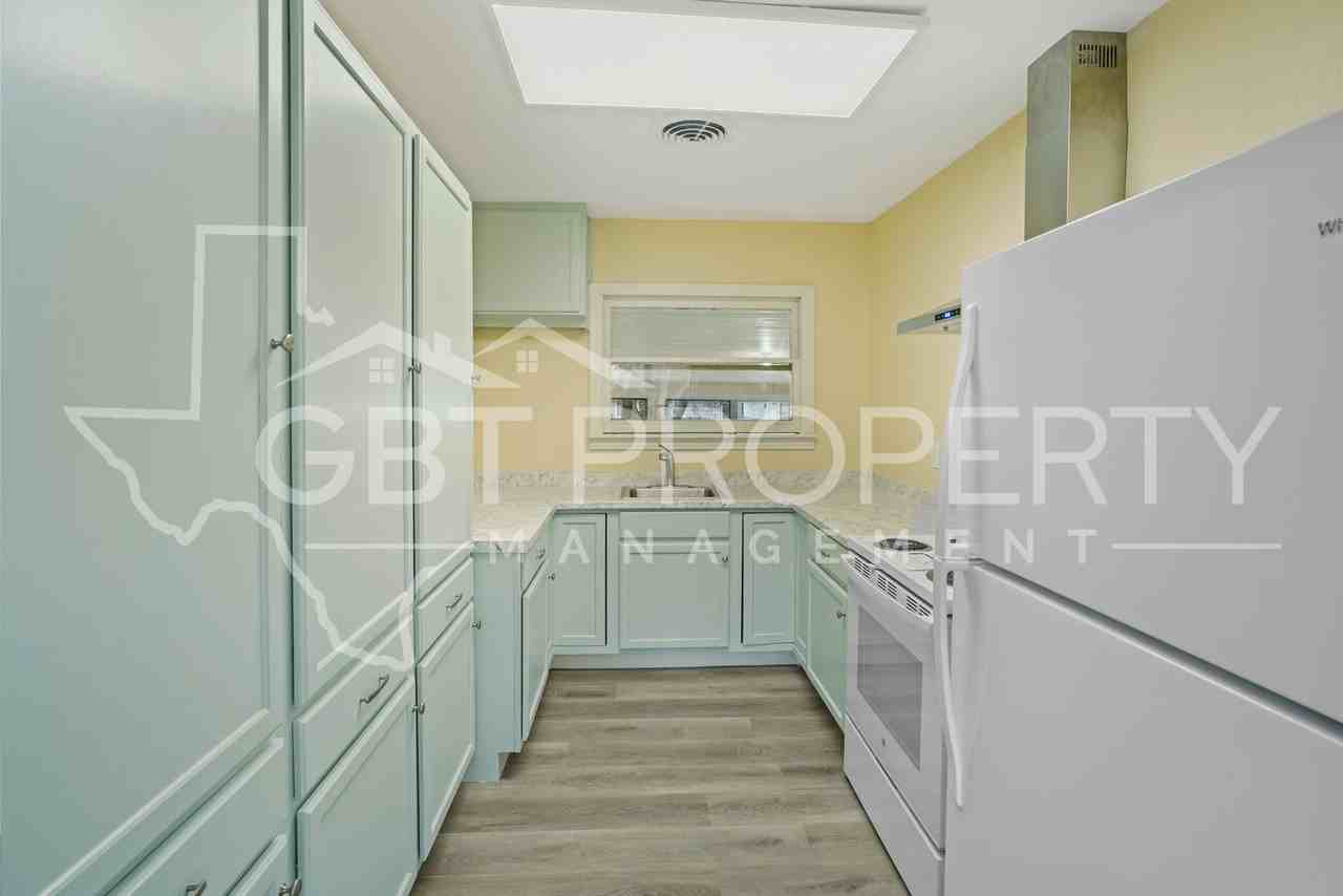 328 Williams St - Photo 2 of 24