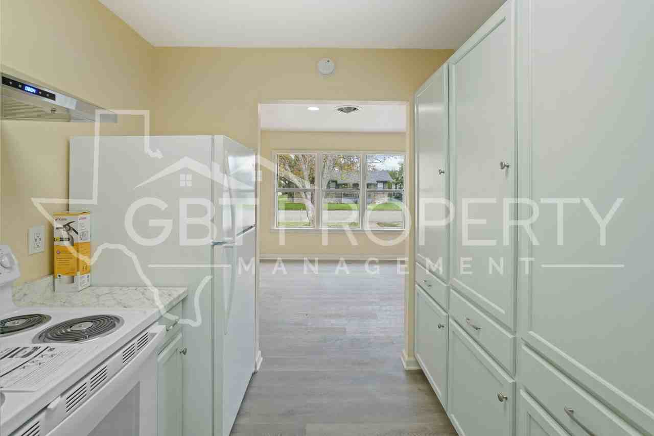 328 Williams St - Photo 3 of 24