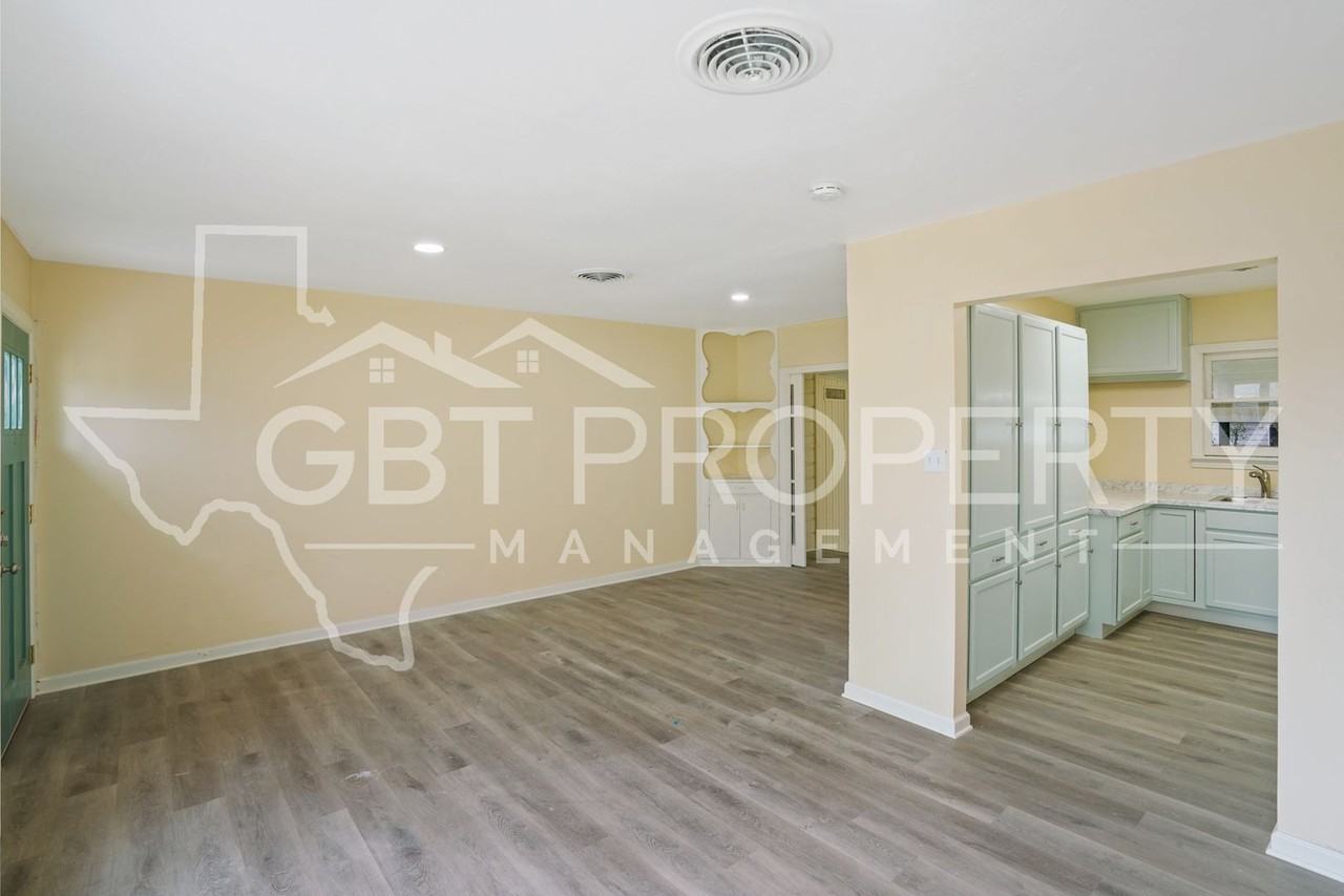 328 Williams St - Photo 5 of 24