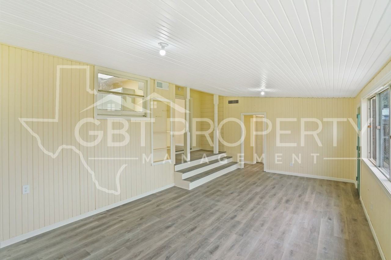 328 Williams St - Photo 7 of 24