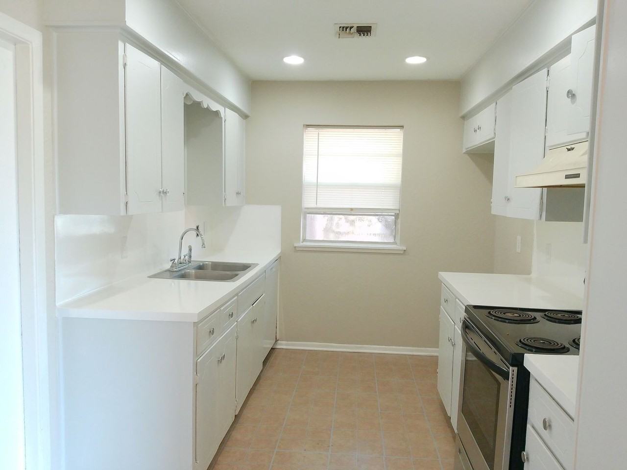 702 Alhambra Dr - Photo 3 of 14