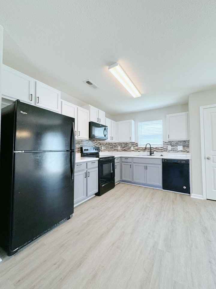 220 Sumter Ct - Photo 6 of 23