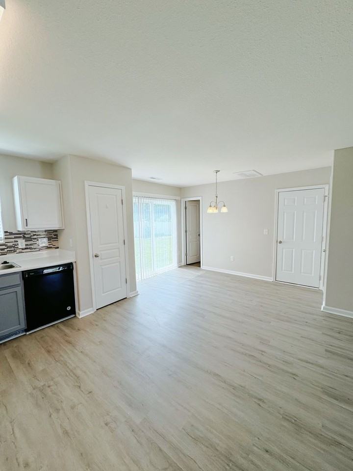 220 Sumter Ct - Photo 7 of 23