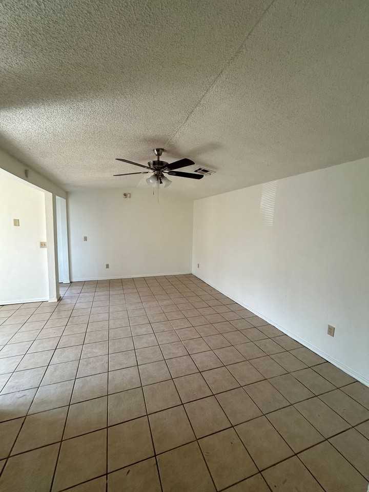 209 Windsor Way - Photo 4 of 17