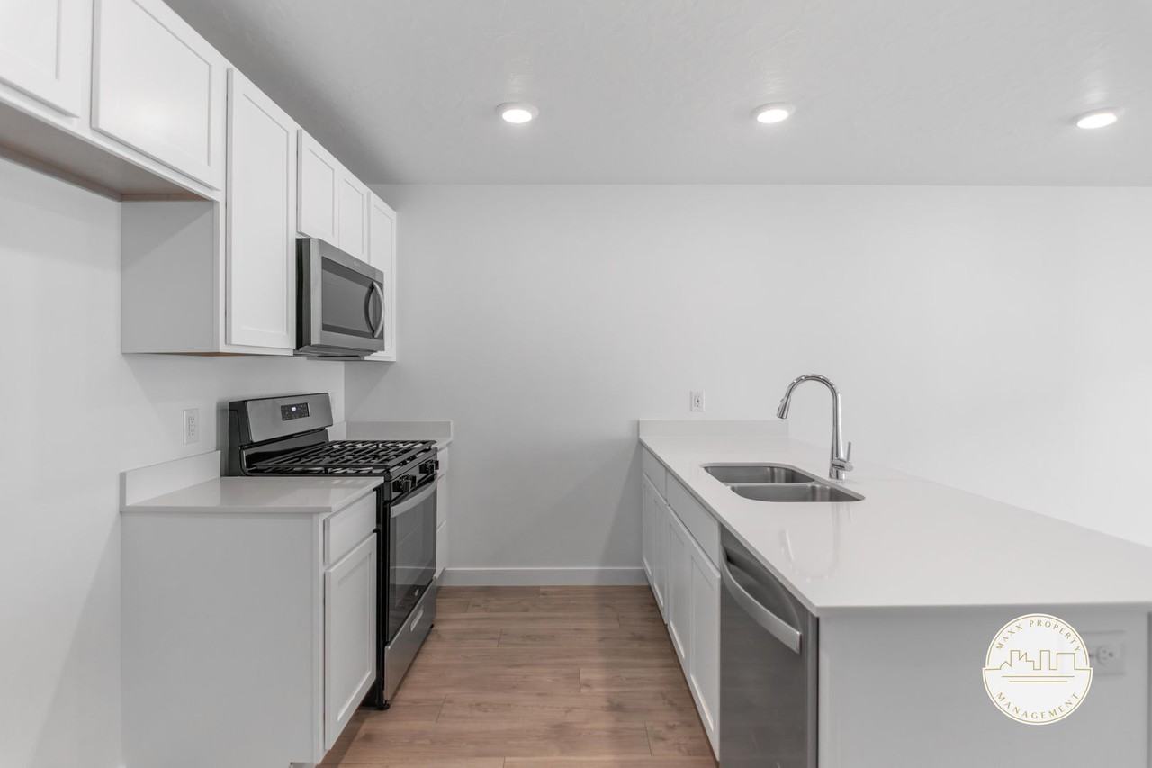 1432 S 3680 E - Photo 3 of 21