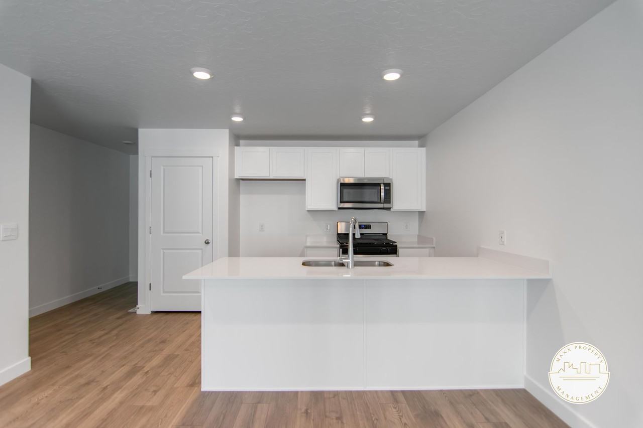 1432 S 3680 E - Photo 4 of 21