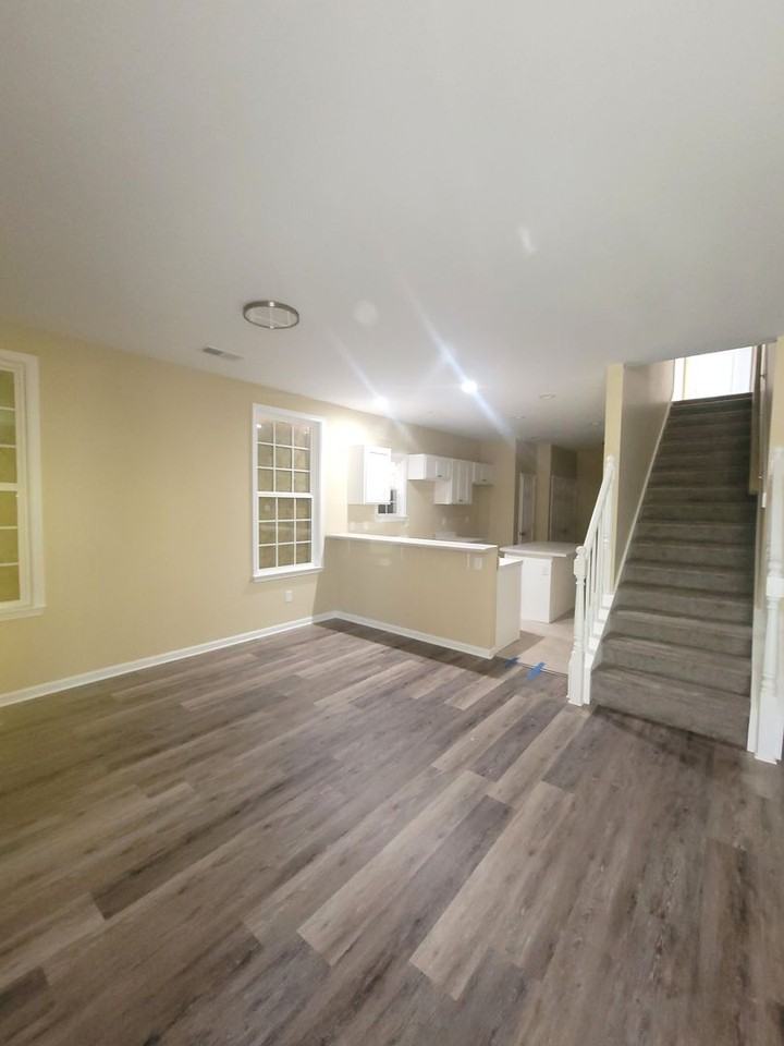 1571 Southern Ave - Photo 2 of 12