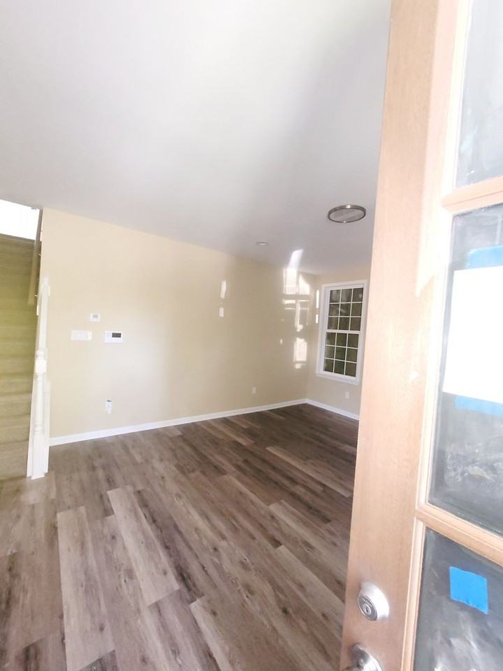1571 Southern Ave - Photo 3 of 12