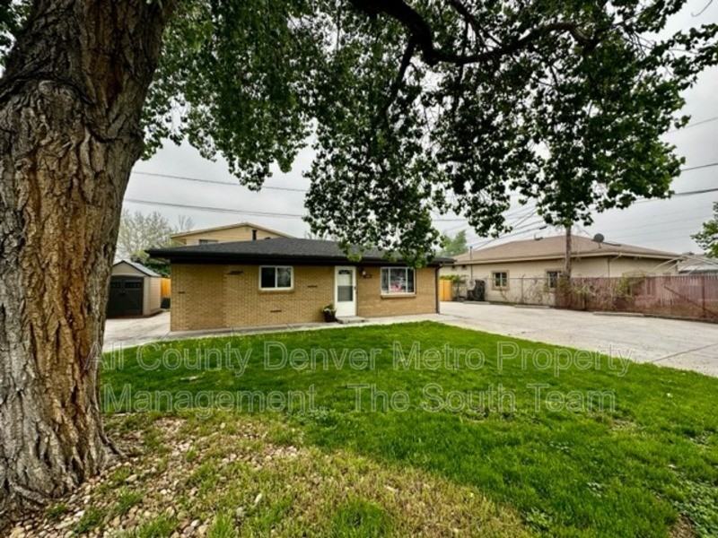 9030 Elm Ct - Photo 3 of 23