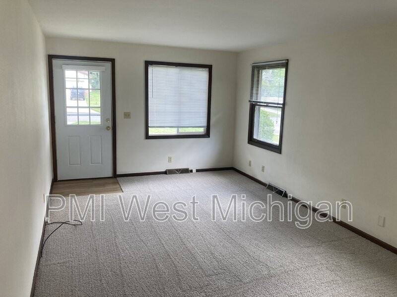 7255 Periwinkle Ave Se - Photo 2 of 13