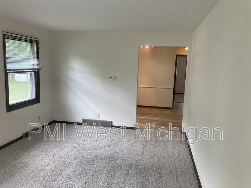 7255 Periwinkle Ave Se - Photo 3 of 13
