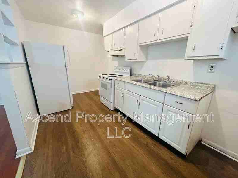 2512 Laura St #B - Photo 3 of 11