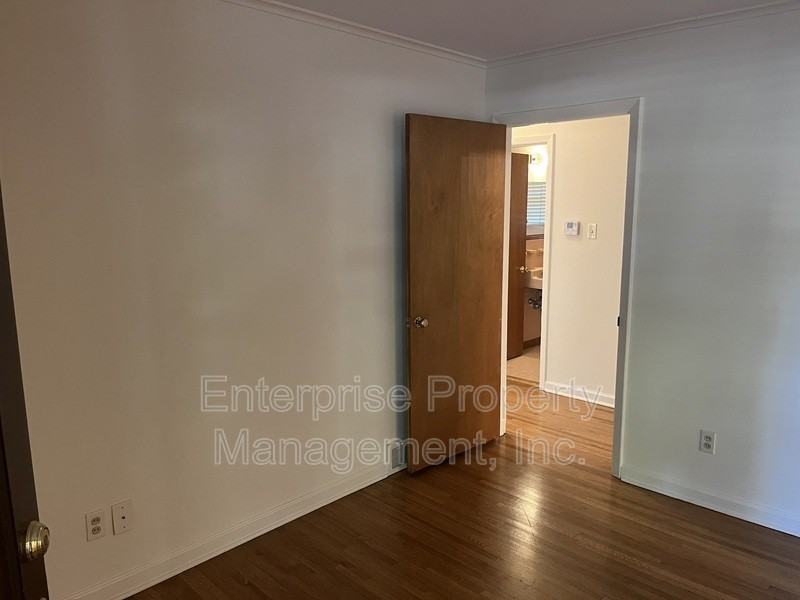 5081 Whitehall Ave - Photo 4 of 30