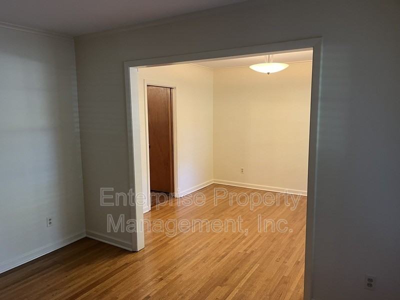 5081 Whitehall Ave - Photo 5 of 30