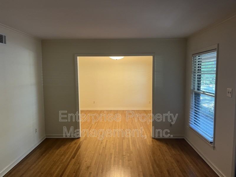 5081 Whitehall Ave - Photo 6 of 30