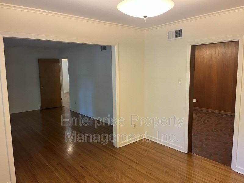 5081 Whitehall Ave - Photo 7 of 30