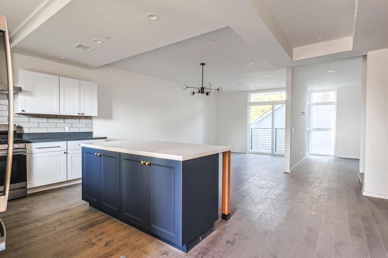 14754 Gilmore St - Photo 4 of 12