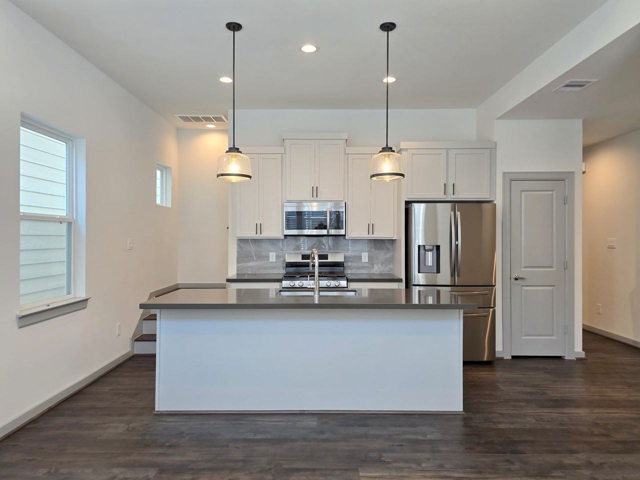 611 N Emile St - Photo 6 of 29