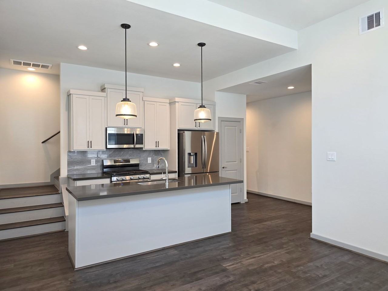 611 N Emile St - Photo 7 of 29