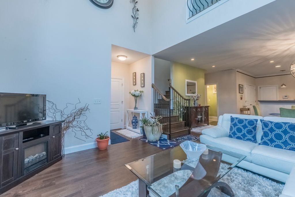 32 Trafalgar Cir - Photo 2 of 14