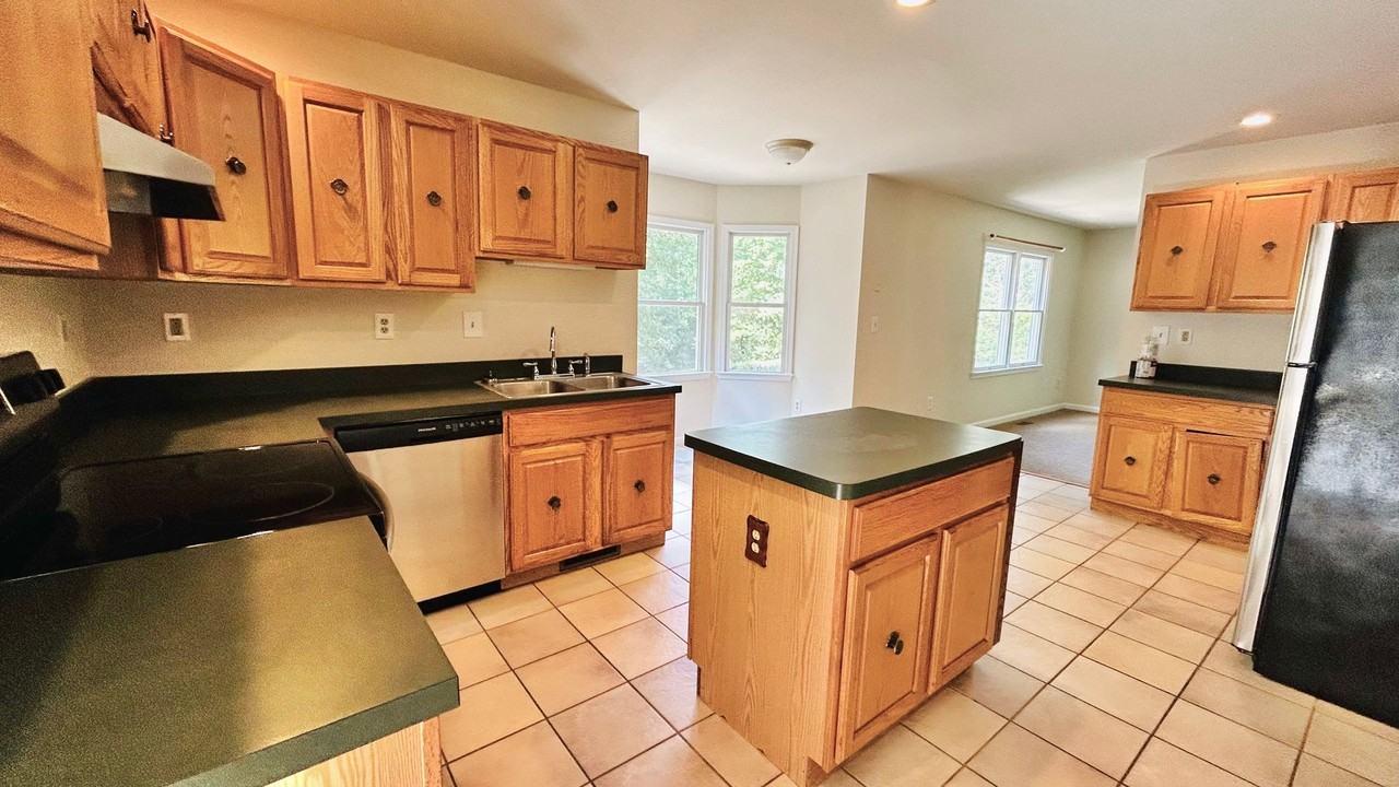 11028 Esquire Ln - Photo 3 of 37