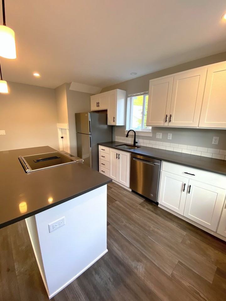 16435 Front Ave - Photo 2 of 32