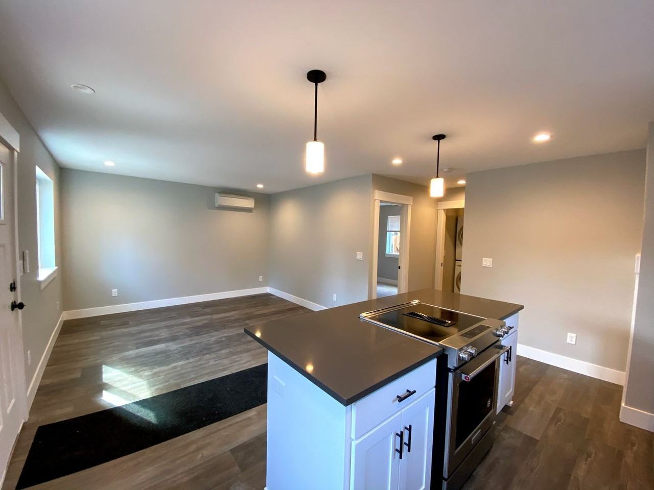16435 Front Ave - Photo 4 of 32