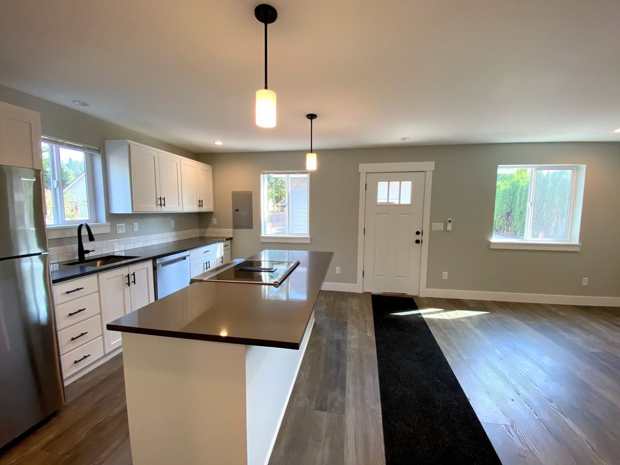 16435 Front Ave - Photo 5 of 32