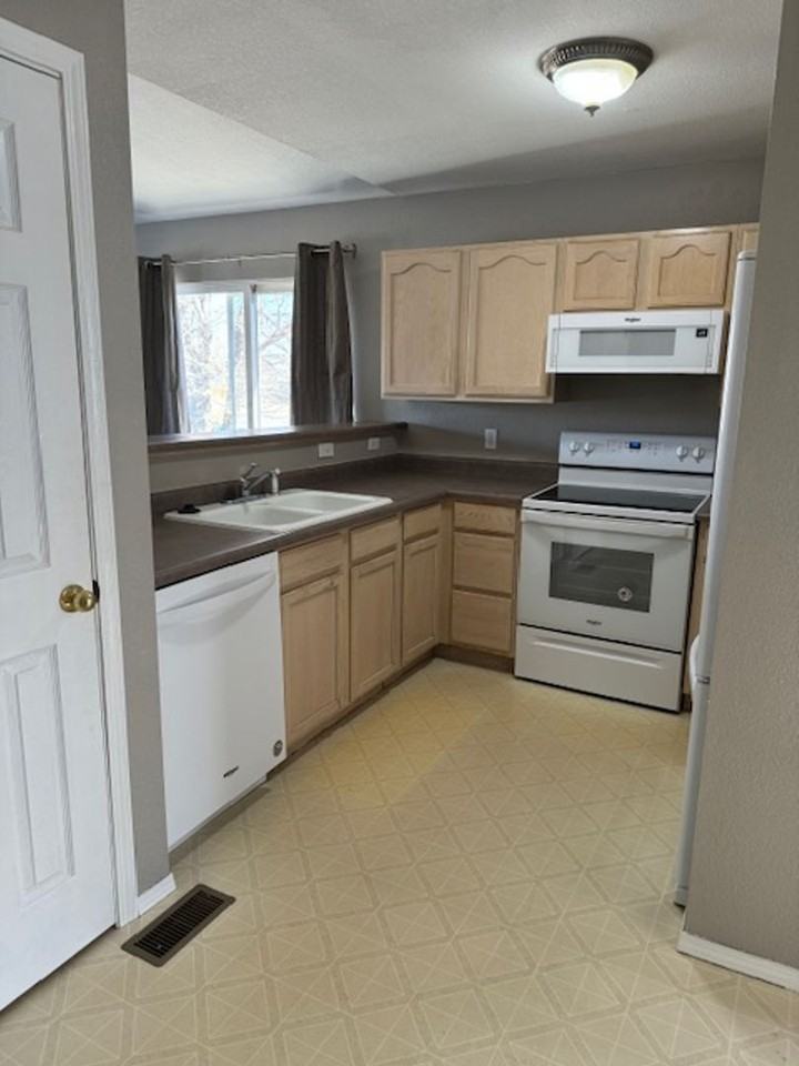 3044 W 22nd St - Photo 3 of 8