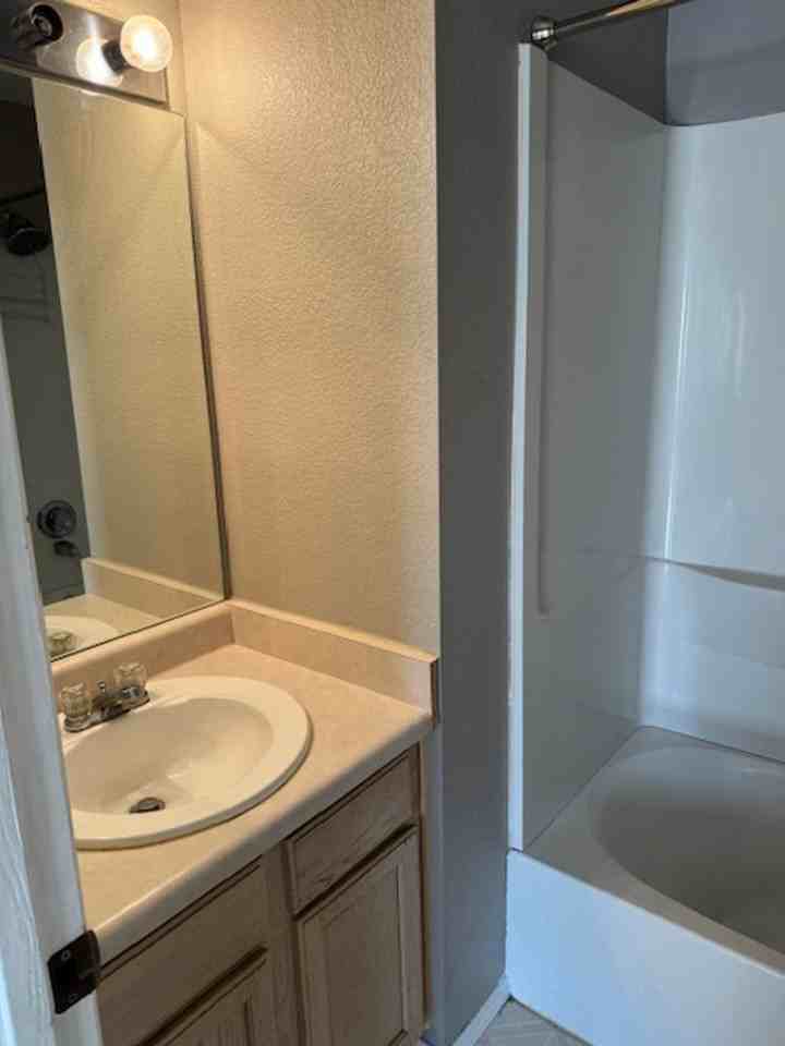 3044 W 22nd St - Photo 5 of 8