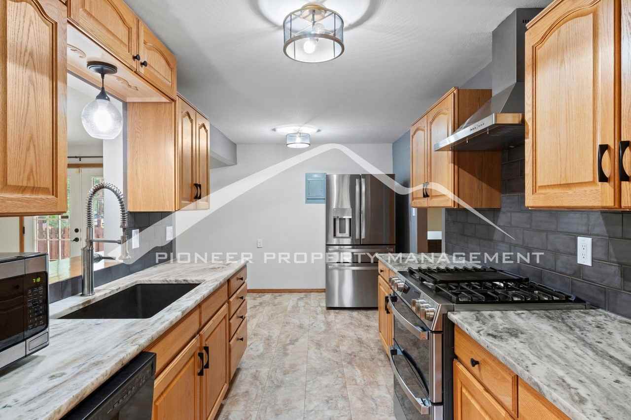 1024 Pike Dr - Photo 6 of 25