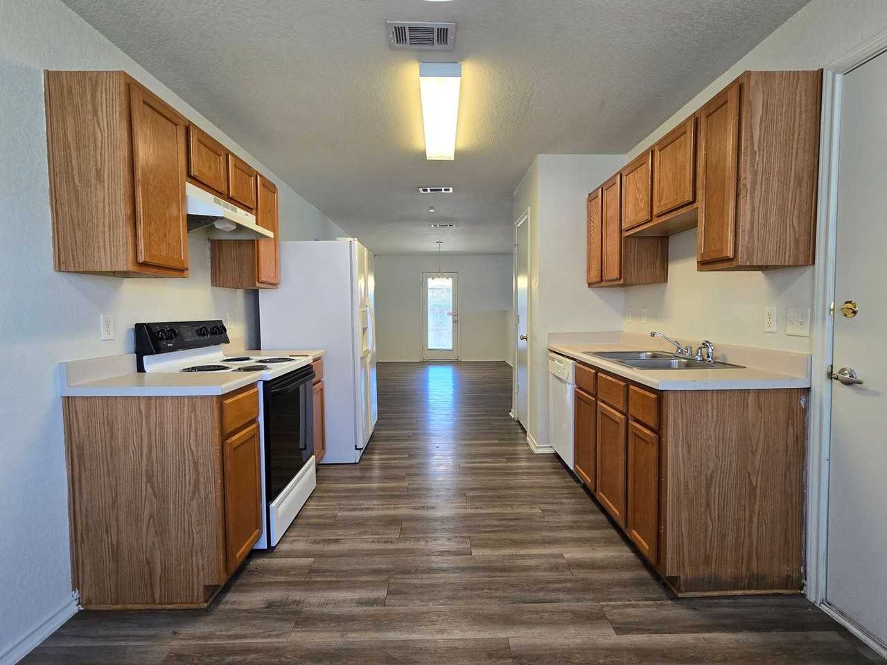 3303 Driftwood Dr - Photo 2 of 19