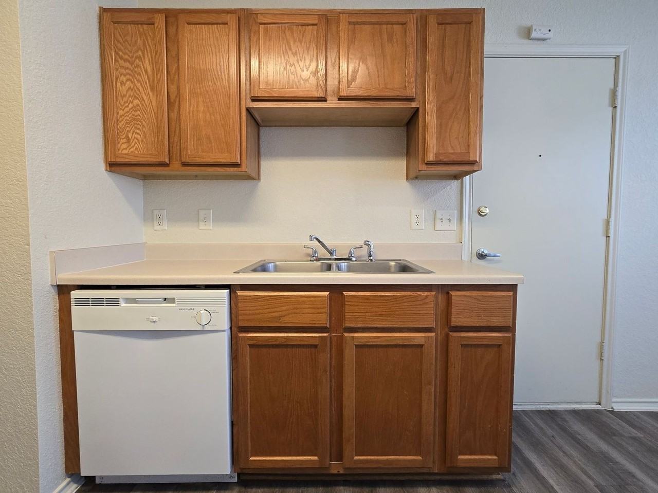 3303 Driftwood Dr - Photo 4 of 19