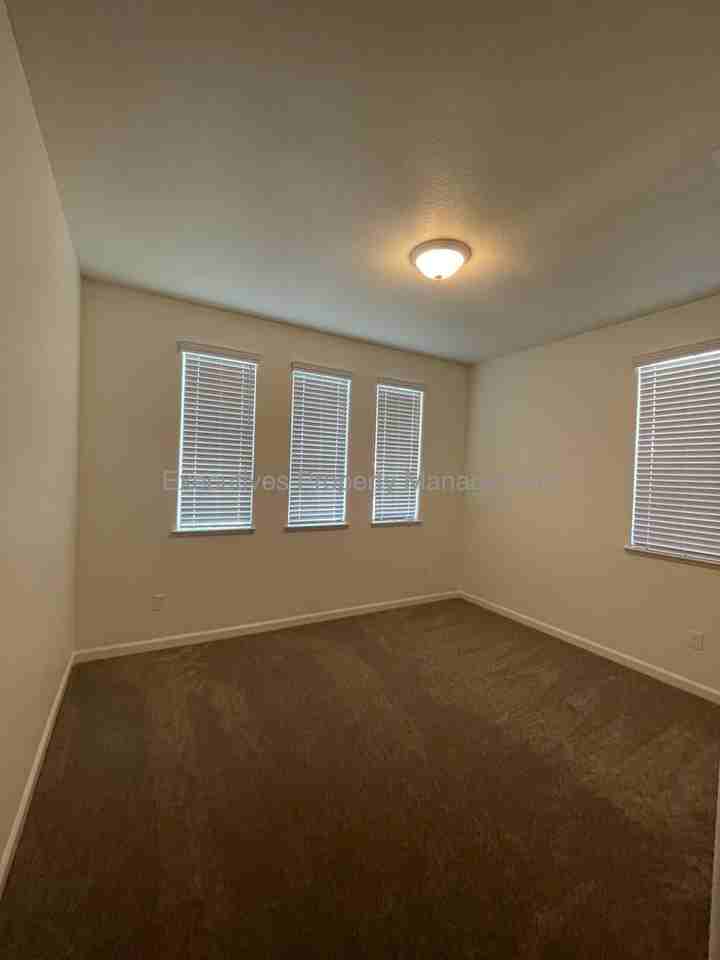 828 Sophie Ct - Photo 2 of 22